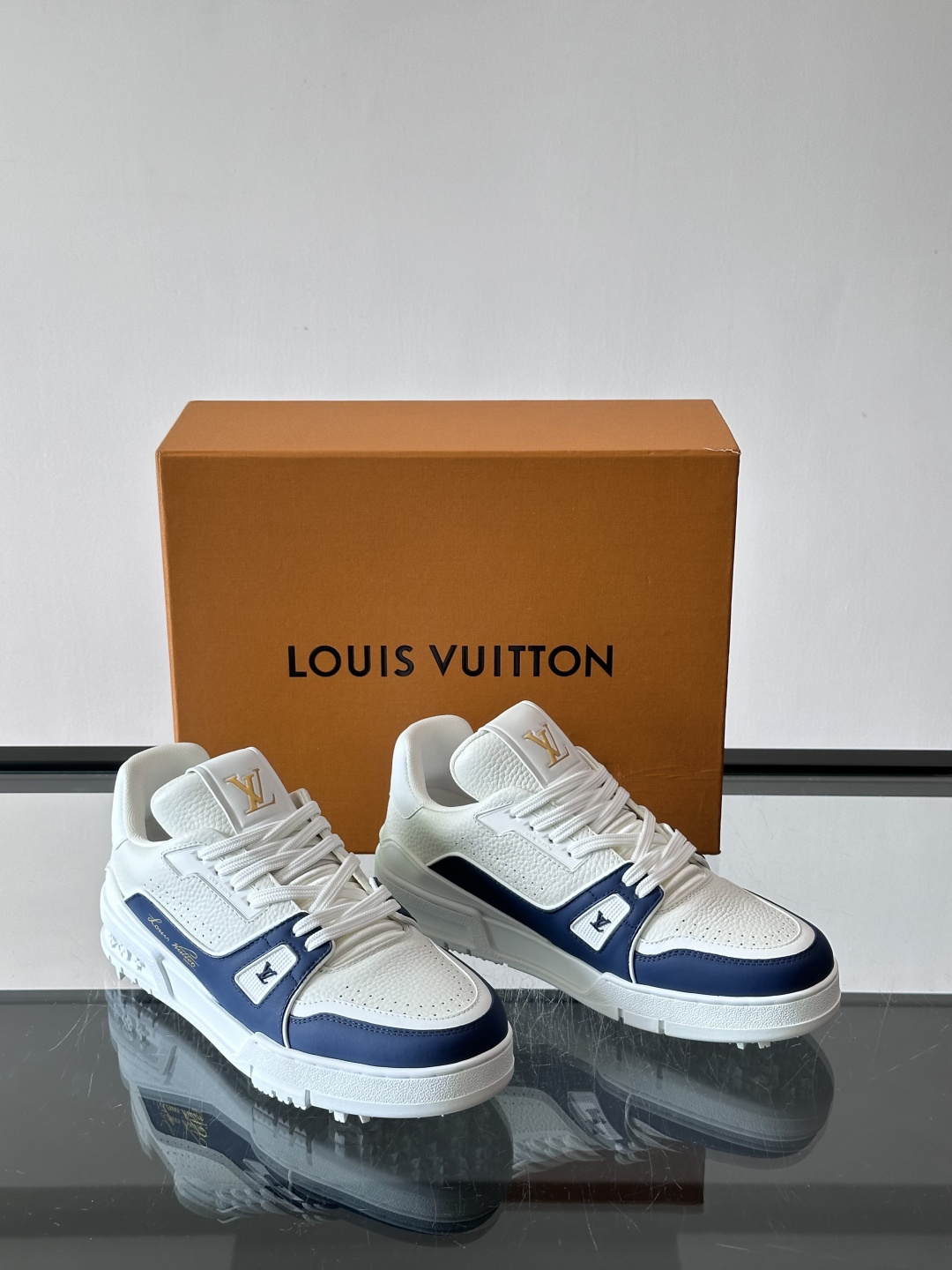 驴家 新配色 trainer运动鞋，本款 LV Trainer 运动鞋取材柔软粒面小牛皮，呈现纯净色调，
