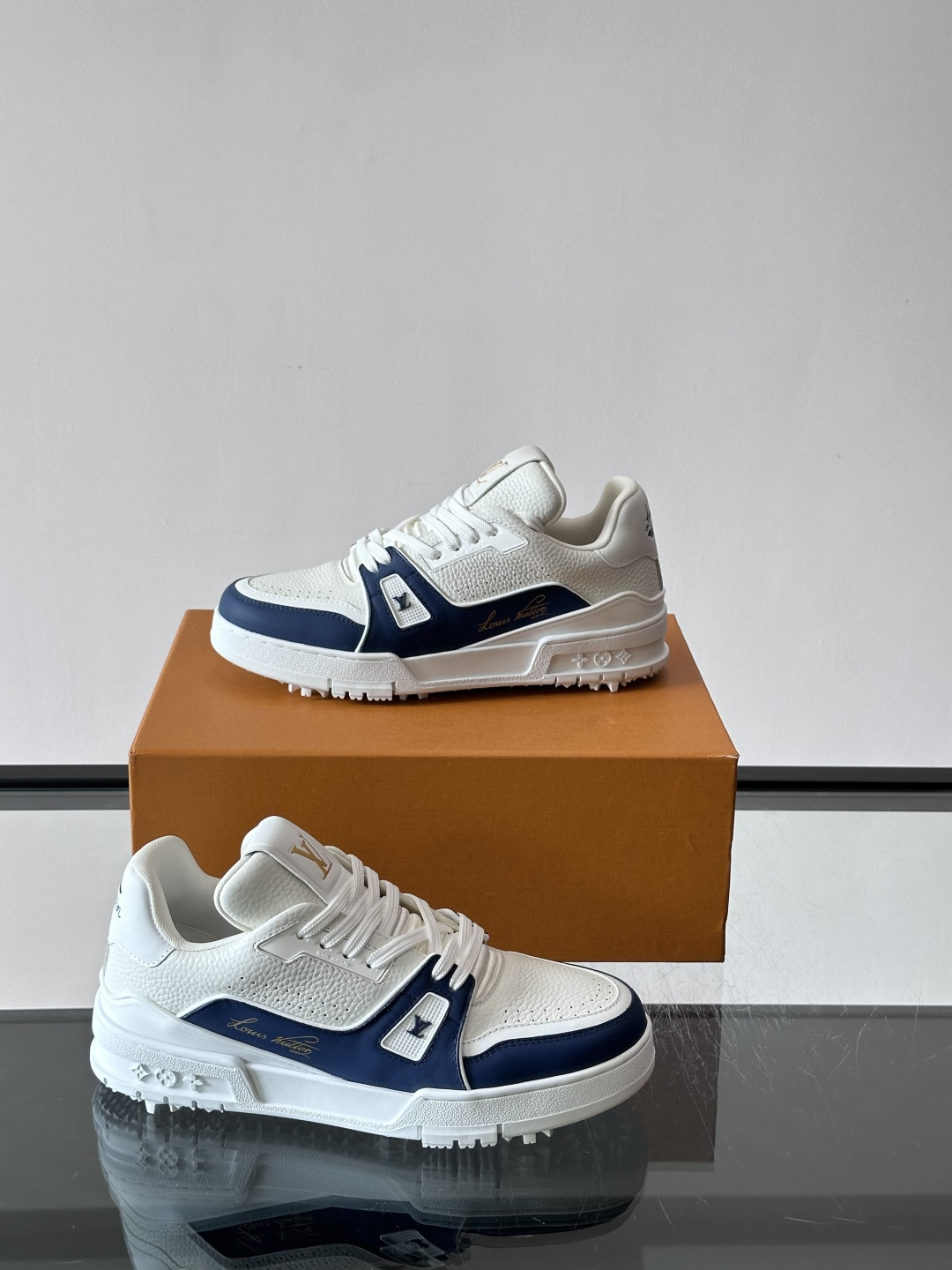 驴家 新配色 trainer运动鞋，本款 LV Trainer 运动鞋取材柔软粒面小牛皮，呈现纯净色调，