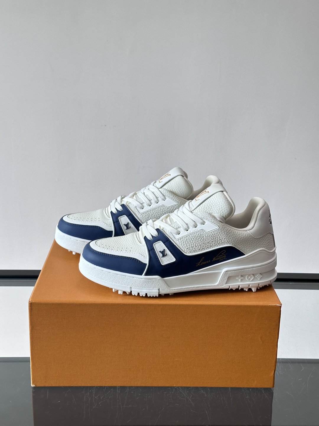 驴家 新配色 trainer运动鞋，本款 LV Trainer 运动鞋取材柔软粒面小牛皮，呈现纯净色调，