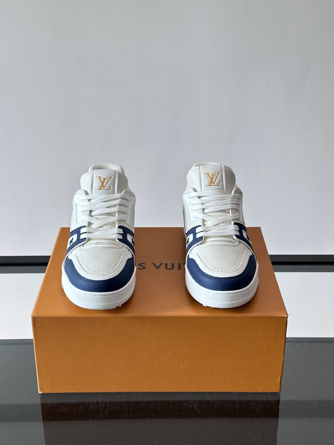 驴家 新配色 trainer运动鞋，本款 LV Trainer 运动鞋取材柔软粒面小牛皮，呈现纯净色调，