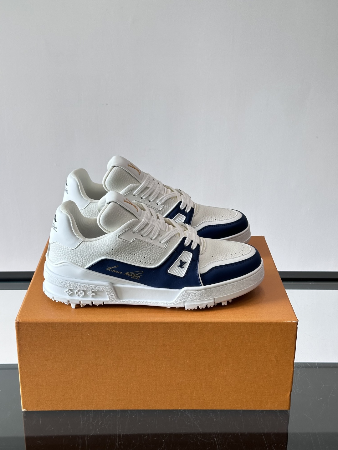 驴家 新配色 trainer运动鞋，本款 LV Trainer 运动鞋取材柔软粒面小牛皮，呈现纯净色调，