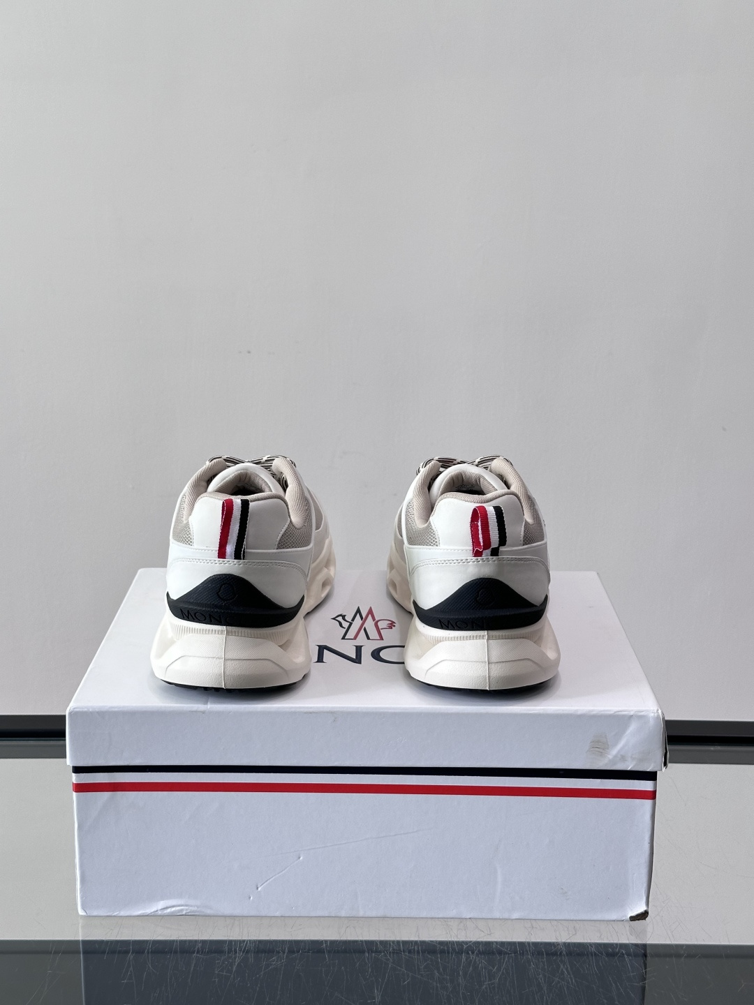 👟Moncler 老爹鞋。透气网面➕牛皮拼接，超舒适，好看🤩又时髦✨。厚底设计，缓震效果棒，长时间走路也