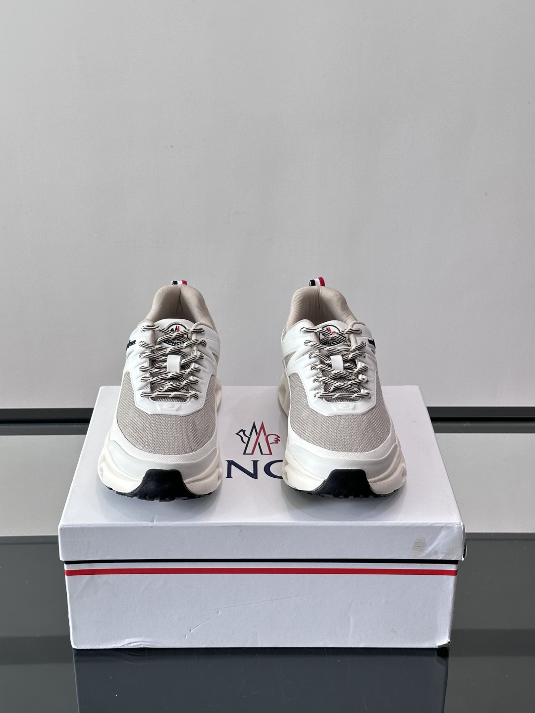 👟Moncler 老爹鞋。透气网面➕牛皮拼接，超舒适，好看🤩又时髦✨。厚底设计，缓震效果棒，长时间走路也