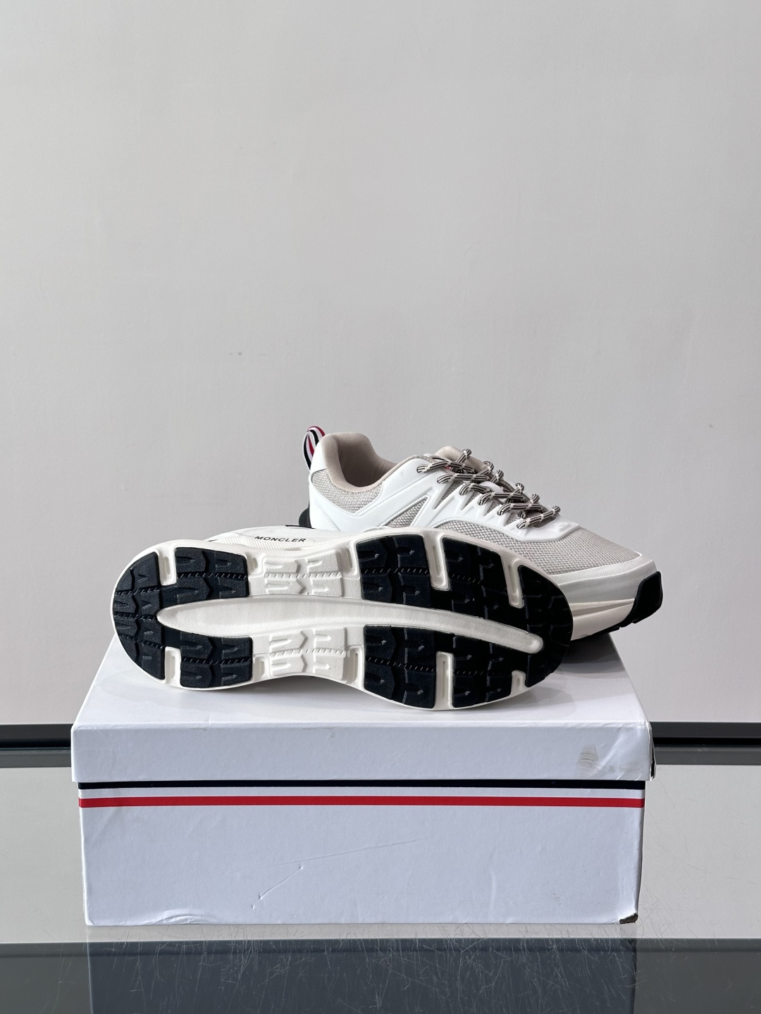 👟Moncler 老爹鞋。透气网面➕牛皮拼接，超舒适，好看🤩又时髦✨。厚底设计，缓震效果棒，长时间走路也