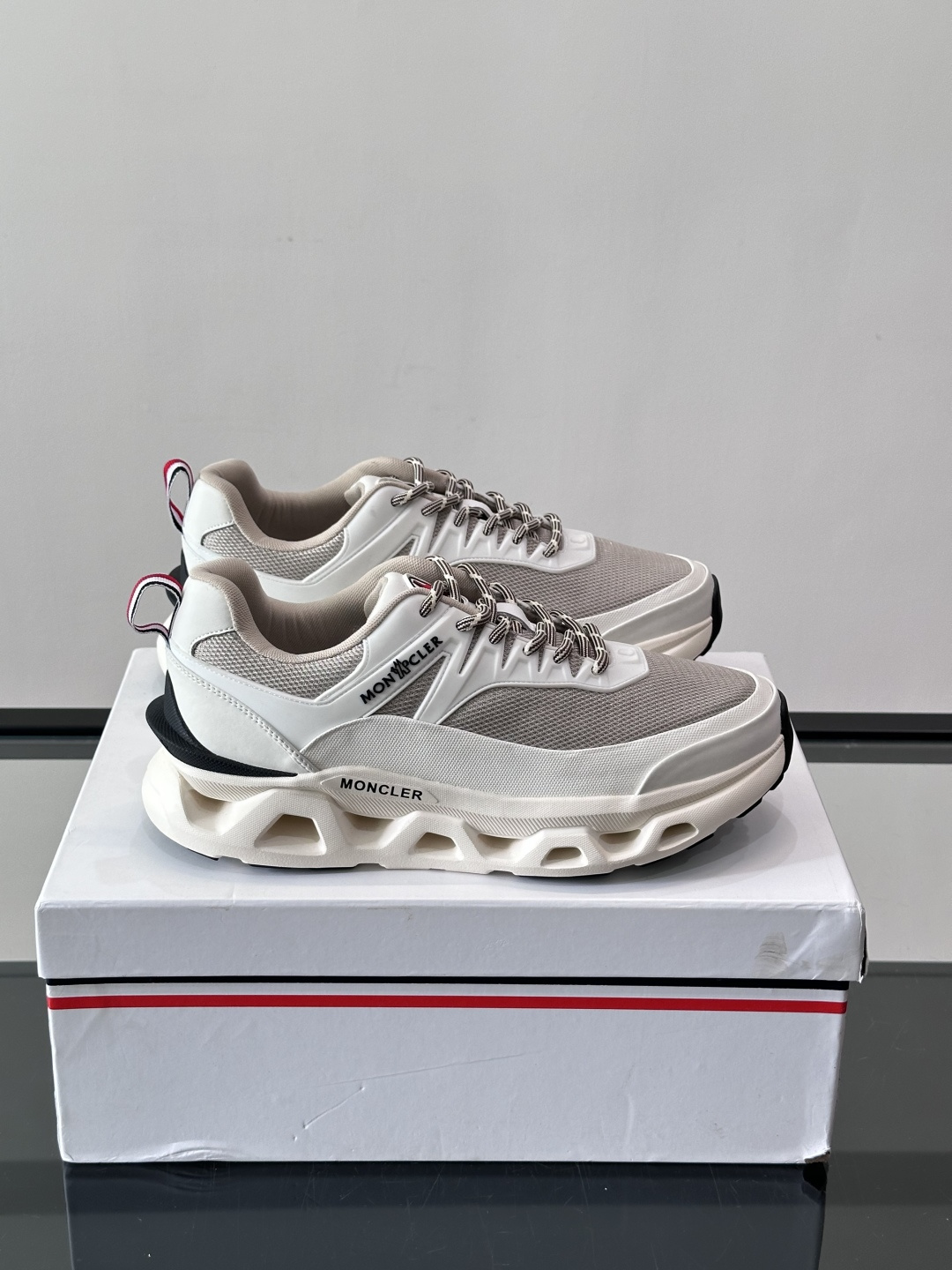 👟Moncler 老爹鞋。透气网面➕牛皮拼接，超舒适，好看🤩又时髦✨。厚底设计，缓震效果棒，长时间走路也