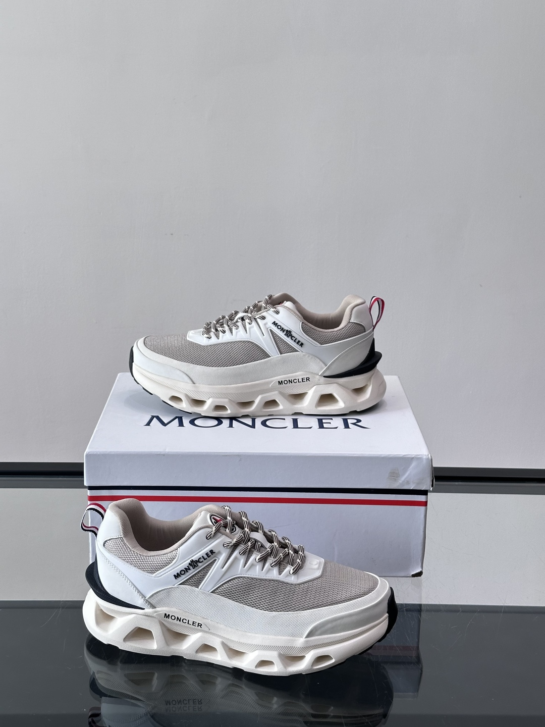 👟Moncler 老爹鞋。透气网面➕牛皮拼接，超舒适，好看🤩又时髦✨。厚底设计，缓震效果棒，长时间走路也