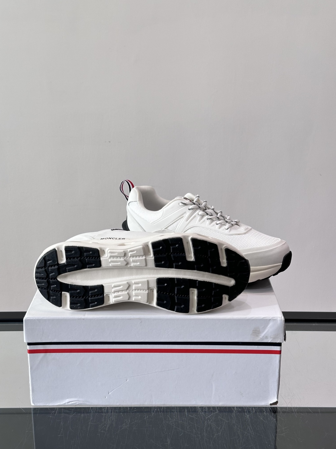 👟Moncler 老爹鞋。透气网面➕牛皮拼接，超舒适，好看🤩又时髦✨。厚底设计，缓震效果棒，长时间走路也