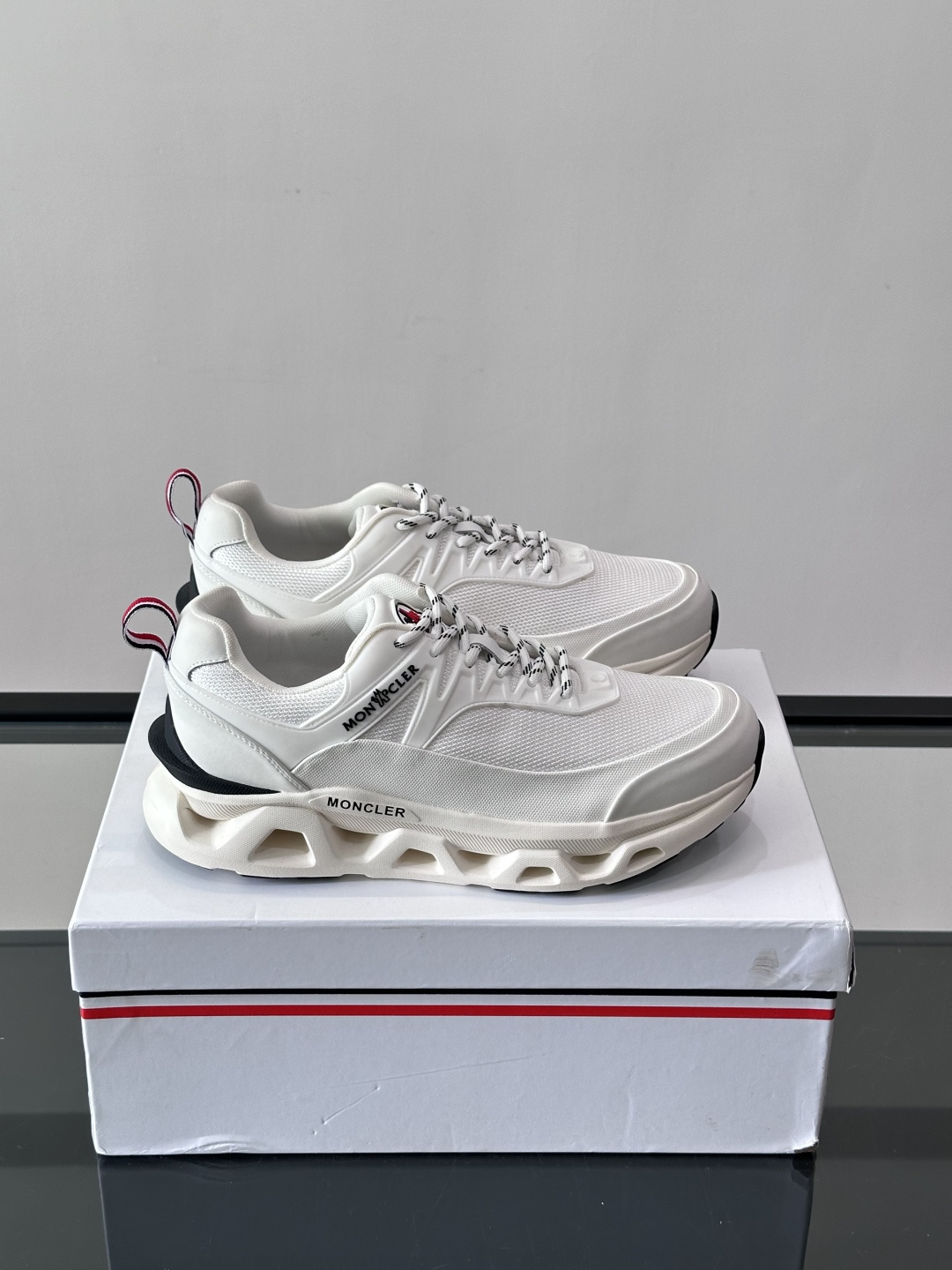 👟Moncler 老爹鞋。透气网面➕牛皮拼接，超舒适，好看🤩又时髦✨。厚底设计，缓震效果棒，长时间走路也