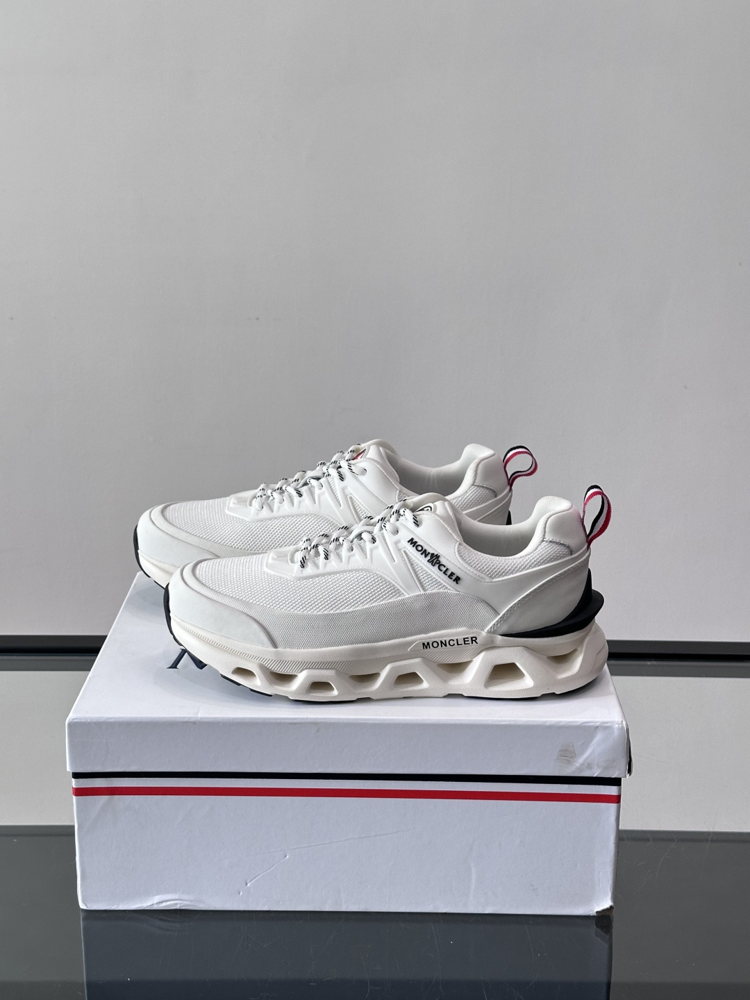 👟Moncler 老爹鞋。透气网面➕牛皮拼接，超舒适，好看🤩又时髦✨。厚底设计，缓震效果棒，长时间走路也