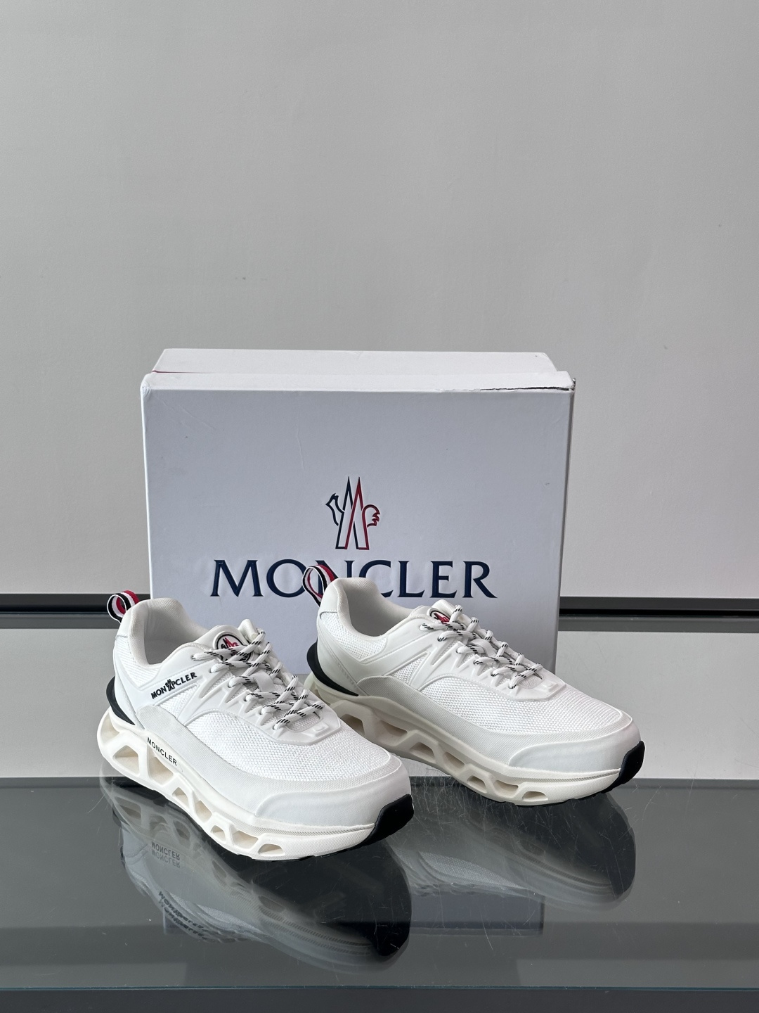 👟Moncler 老爹鞋。透气网面➕牛皮拼接，超舒适，好看🤩又时髦✨。厚底设计，缓震效果棒，长时间走路也