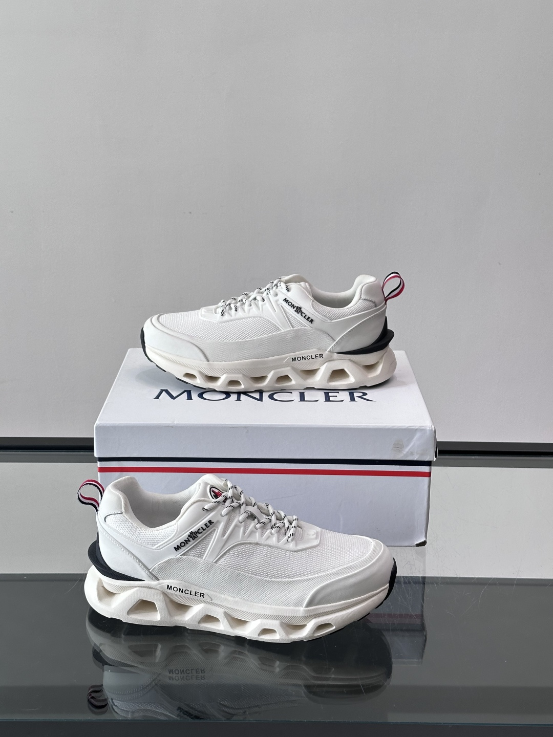 👟Moncler 老爹鞋。透气网面➕牛皮拼接，超舒适，好看🤩又时髦✨。厚底设计，缓震效果棒，长时间走路也