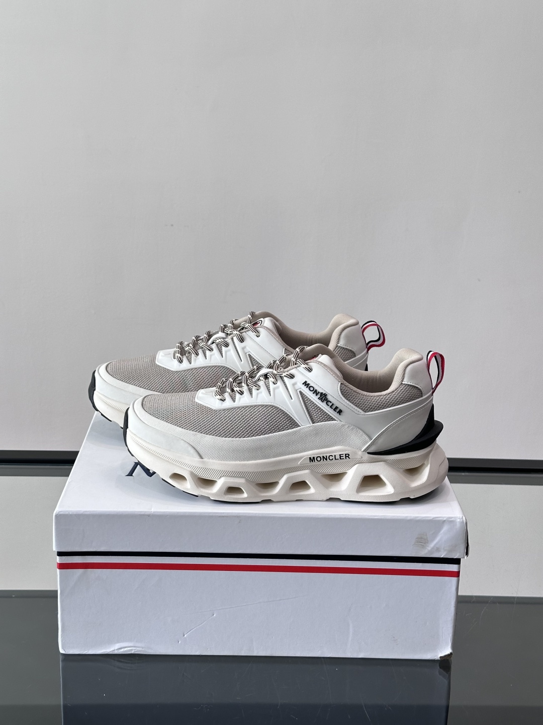 👟Moncler 老爹鞋。透气网面➕牛皮拼接，超舒适，好看🤩又时髦✨。厚底设计，缓震效果棒，长时间走路也