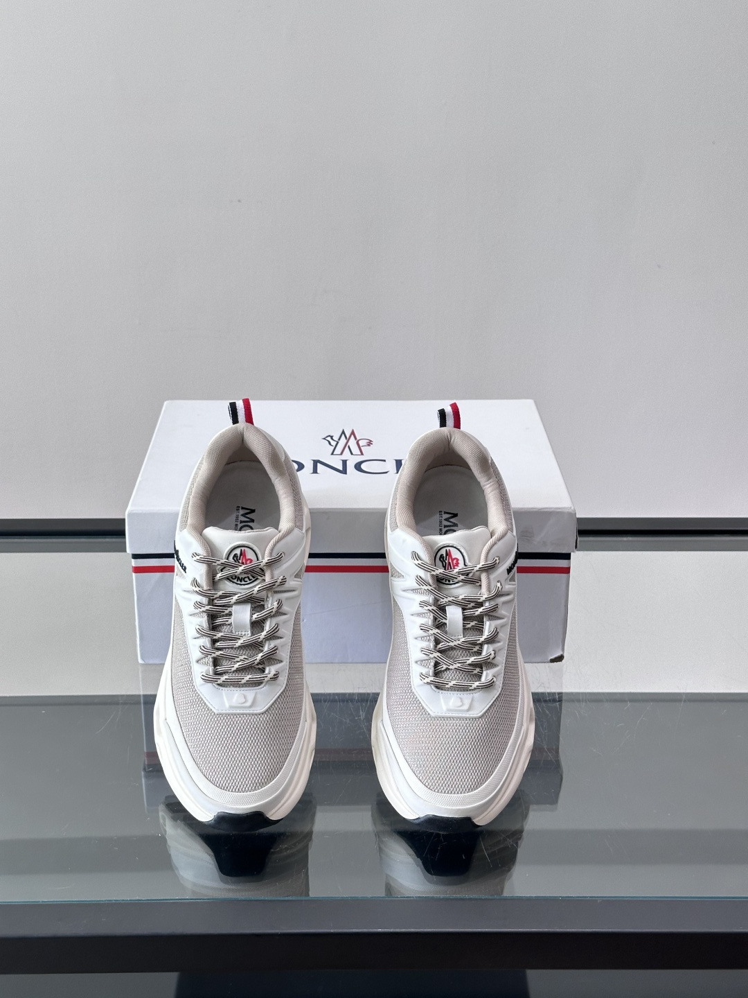 👟Moncler 老爹鞋。透气网面➕牛皮拼接，超舒适，好看🤩又时髦✨。厚底设计，缓震效果棒，长时间走路也