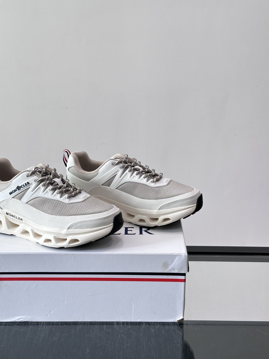 👟Moncler 老爹鞋。透气网面➕牛皮拼接，超舒适，好看🤩又时髦✨。厚底设计，缓震效果棒，长时间走路也