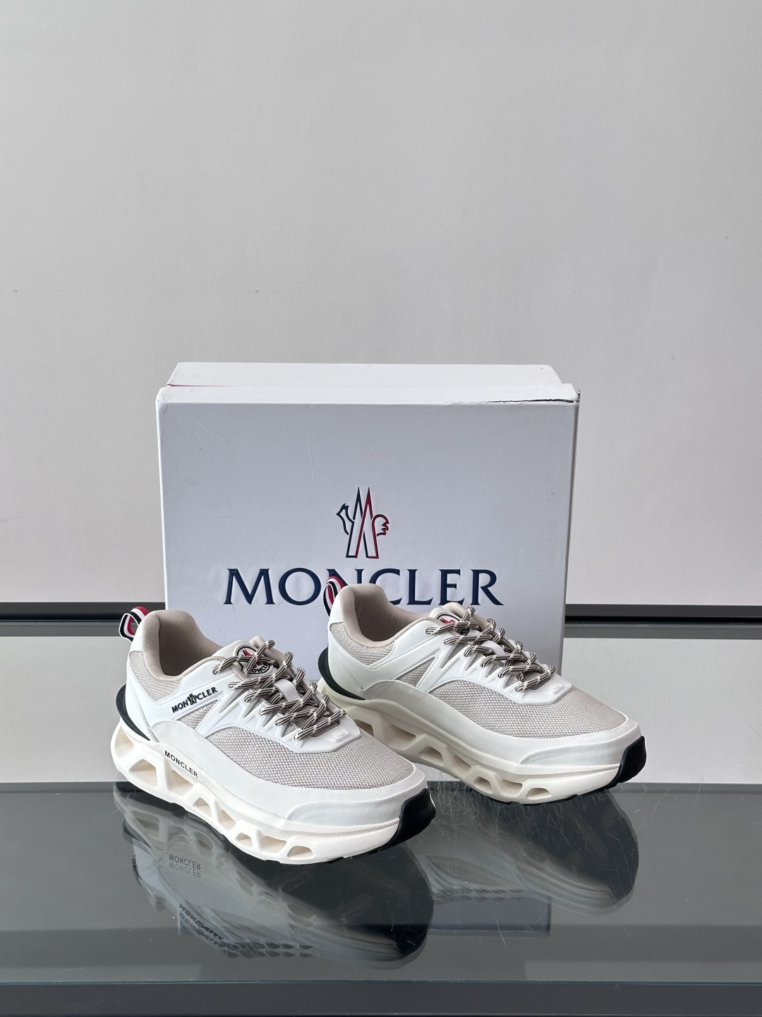 👟Moncler 老爹鞋。透气网面➕牛皮拼接，超舒适，好看🤩又时髦✨。厚底设计，缓震效果棒，长时间走路也