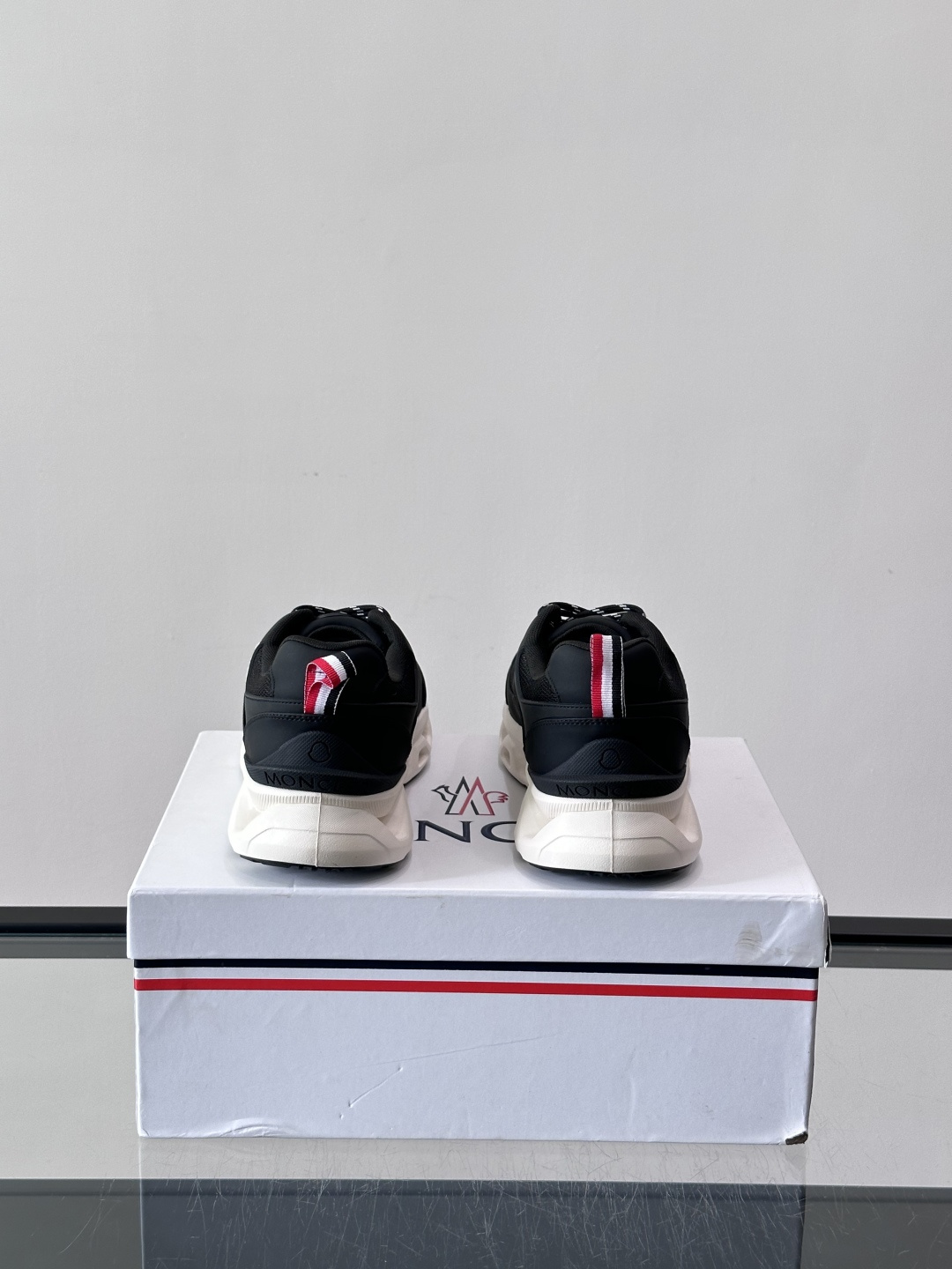 👟Moncler 老爹鞋。透气网面➕牛皮拼接，超舒适，好看🤩又时髦✨。厚底设计，缓震效果棒，长时间走路也