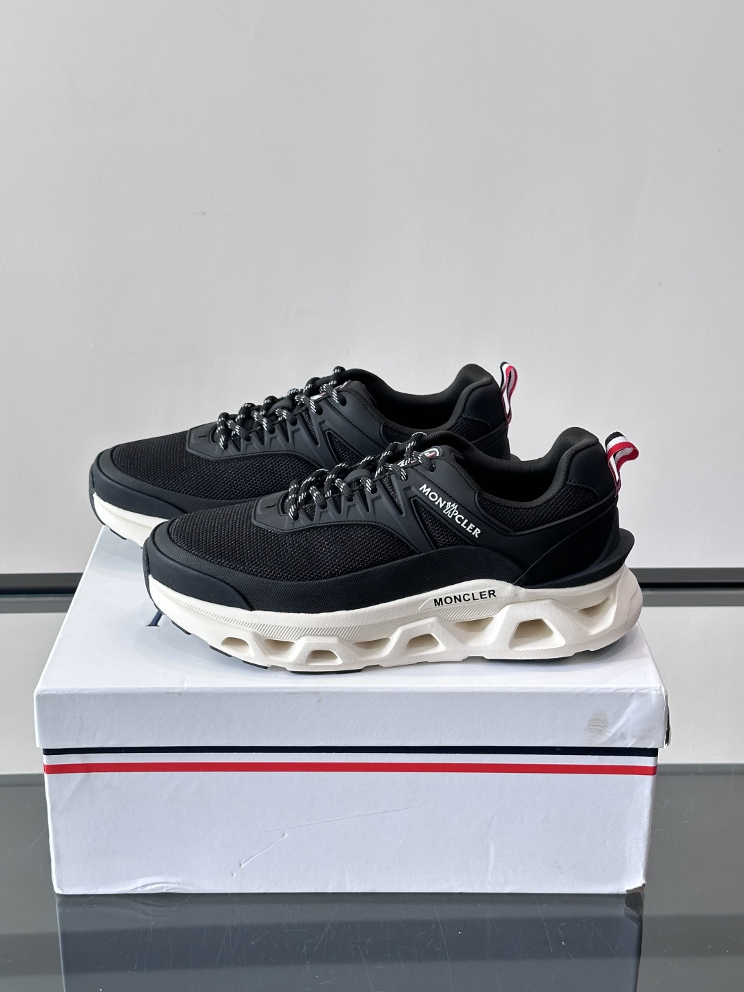 👟Moncler 老爹鞋。透气网面➕牛皮拼接，超舒适，好看🤩又时髦✨。厚底设计，缓震效果棒，长时间走路也