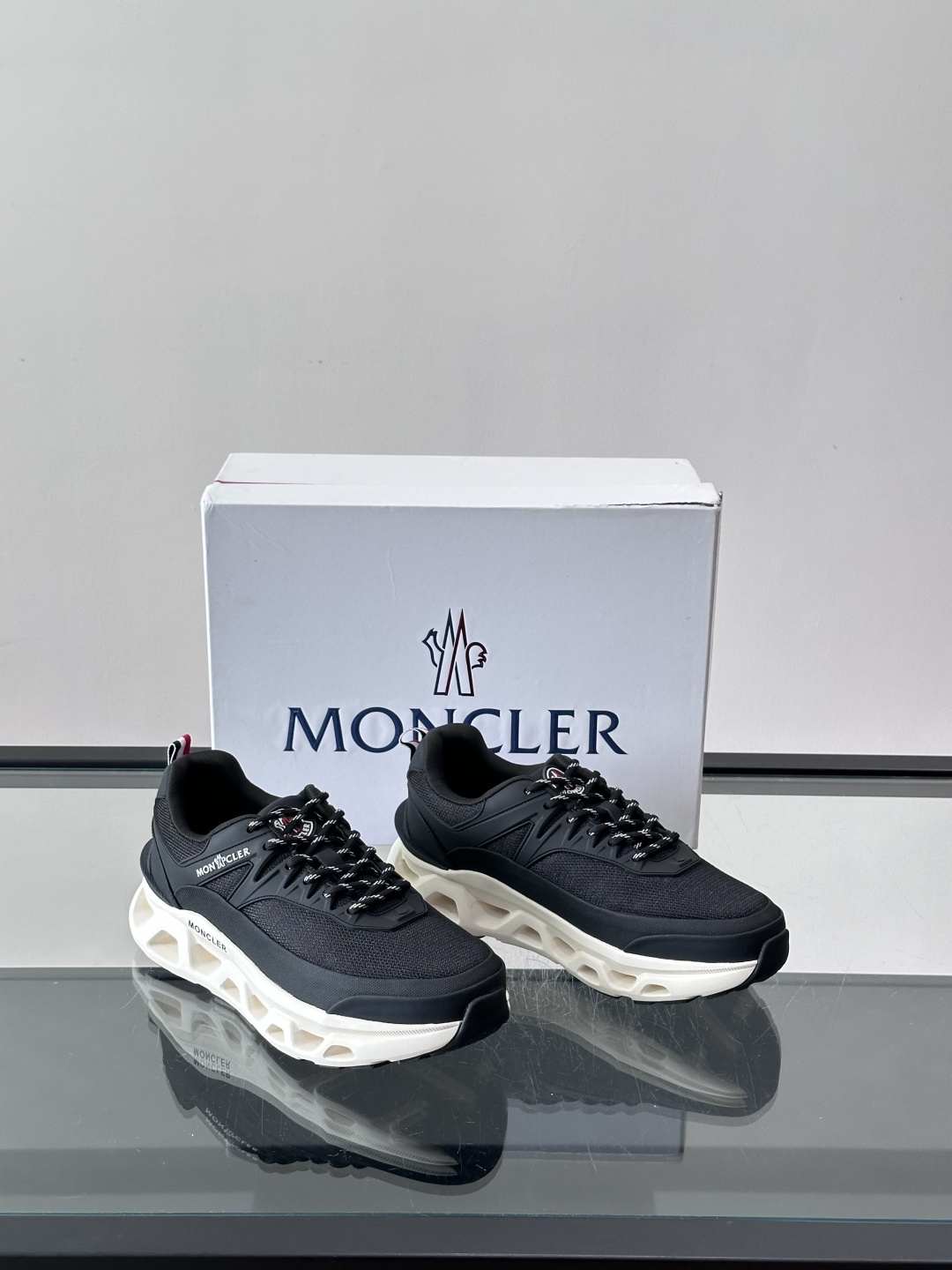👟Moncler 老爹鞋。透气网面➕牛皮拼接，超舒适，好看🤩又时髦✨。厚底设计，缓震效果棒，长时间走路也
