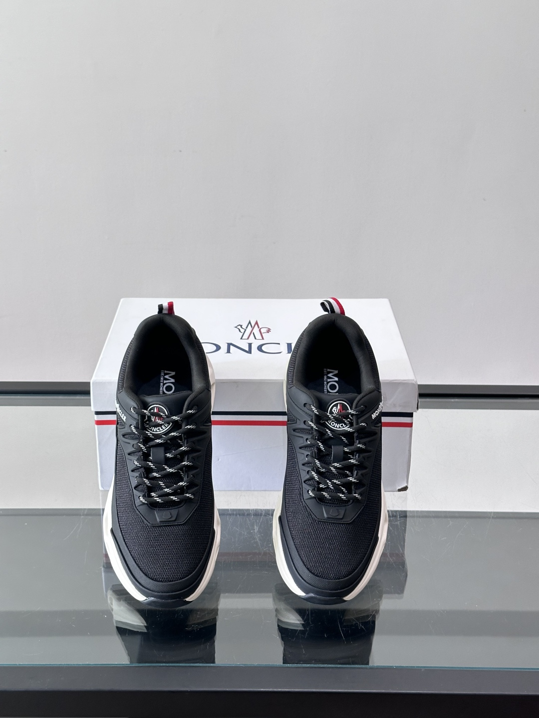 👟Moncler 老爹鞋。透气网面➕牛皮拼接，超舒适，好看🤩又时髦✨。厚底设计，缓震效果棒，长时间走路也