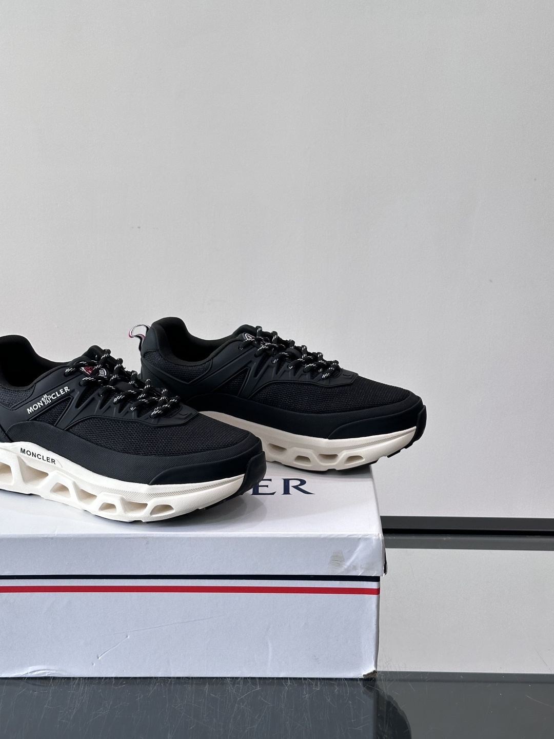 👟Moncler 老爹鞋。透气网面➕牛皮拼接，超舒适，好看🤩又时髦✨。厚底设计，缓震效果棒，长时间走路也