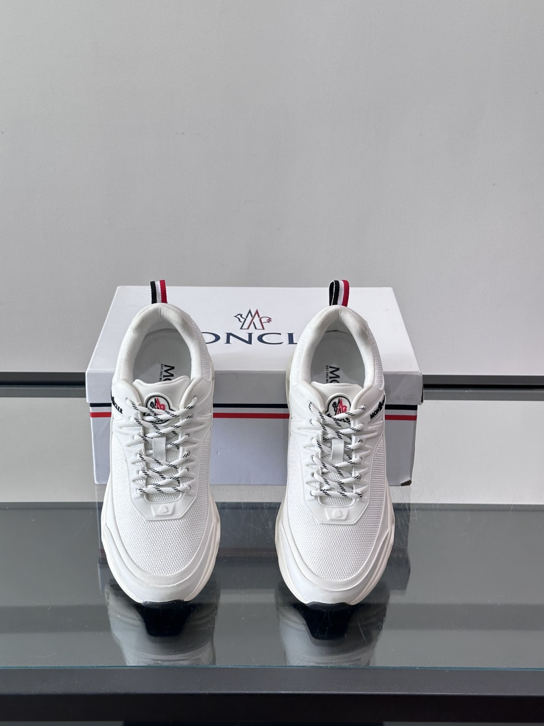 👟Moncler 老爹鞋。透气网面➕牛皮拼接，超舒适，好看🤩又时髦✨。厚底设计，缓震效果棒，长时间走路也