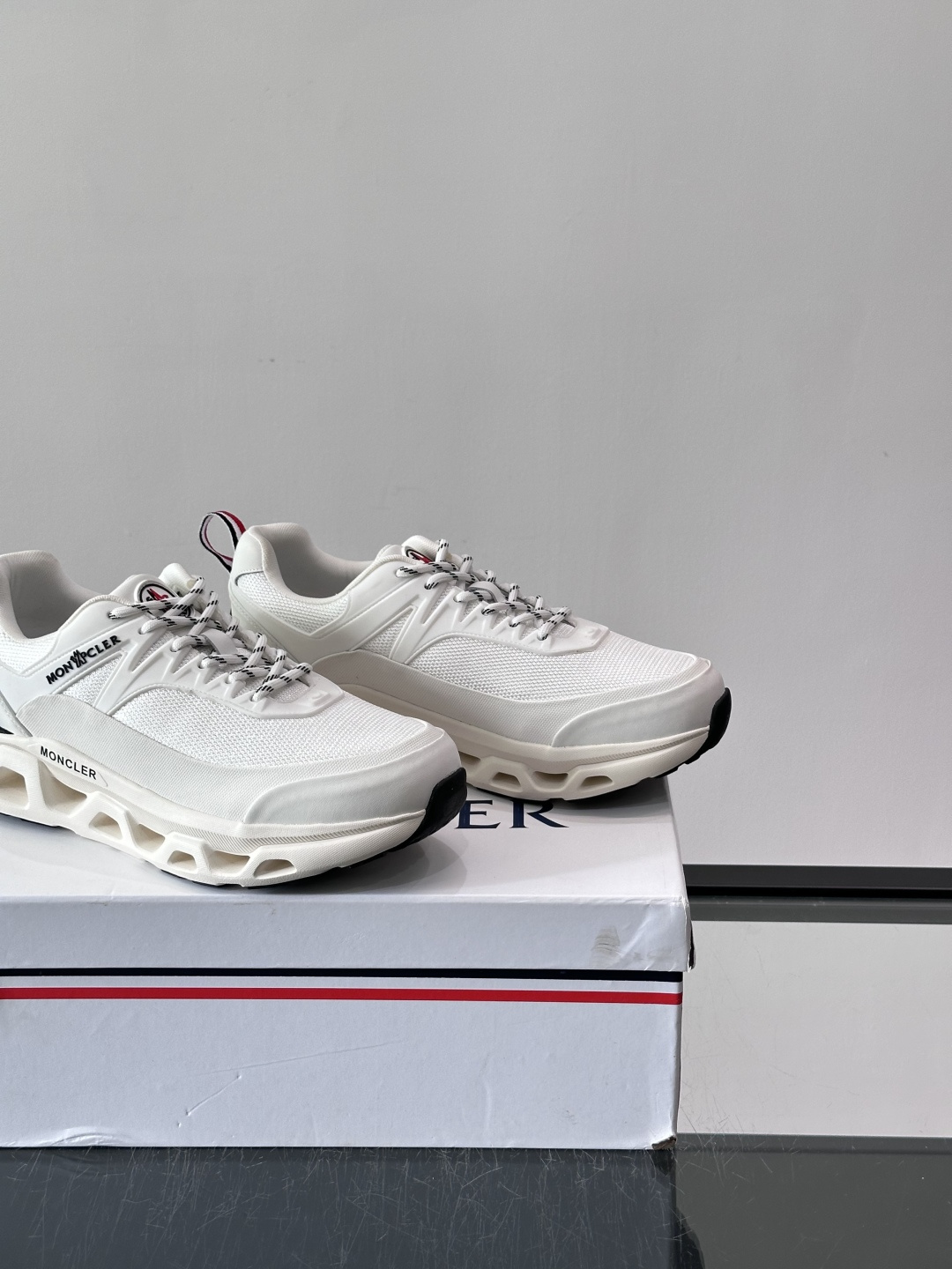 👟Moncler 老爹鞋。透气网面➕牛皮拼接，超舒适，好看🤩又时髦✨。厚底设计，缓震效果棒，长时间走路也