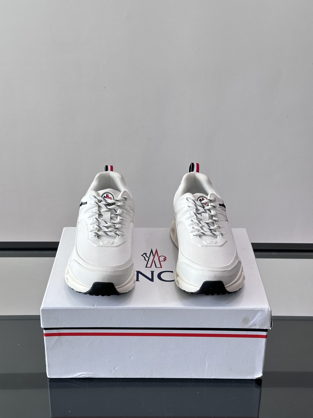 👟Moncler 老爹鞋。透气网面➕牛皮拼接，超舒适，好看🤩又时髦✨。厚底设计，缓震效果棒，长时间走路也