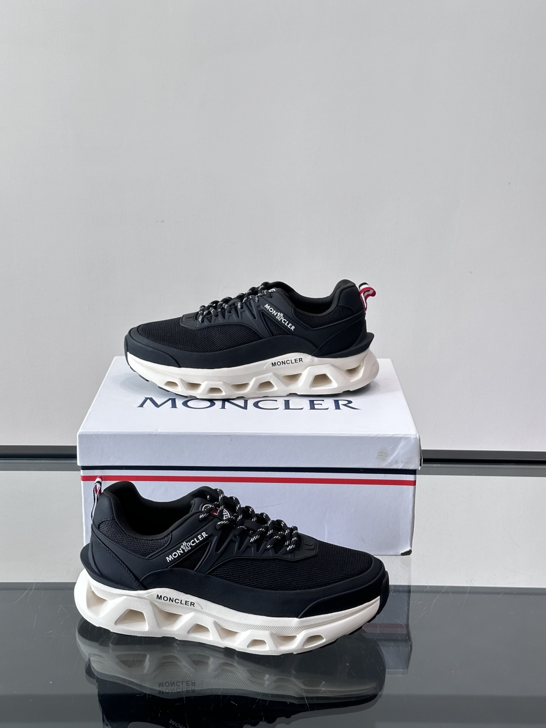 👟Moncler 老爹鞋。透气网面➕牛皮拼接，超舒适，好看🤩又时髦✨。厚底设计，缓震效果棒，长时间走路也