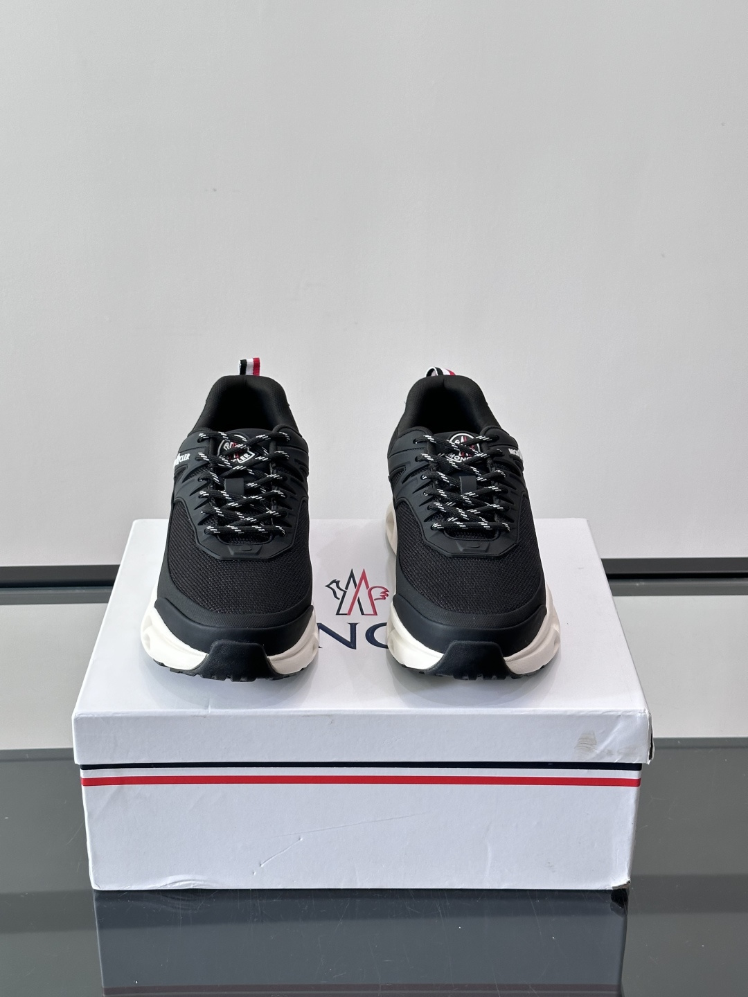 👟Moncler 老爹鞋。透气网面➕牛皮拼接，超舒适，好看🤩又时髦✨。厚底设计，缓震效果棒，长时间走路也