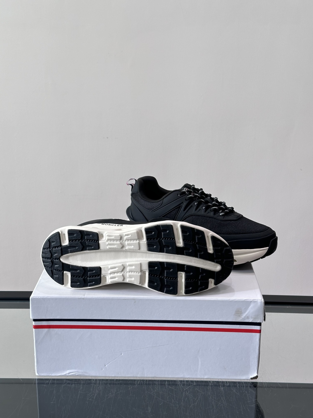 👟Moncler 老爹鞋。透气网面➕牛皮拼接，超舒适，好看🤩又时髦✨。厚底设计，缓震效果棒，长时间走路也