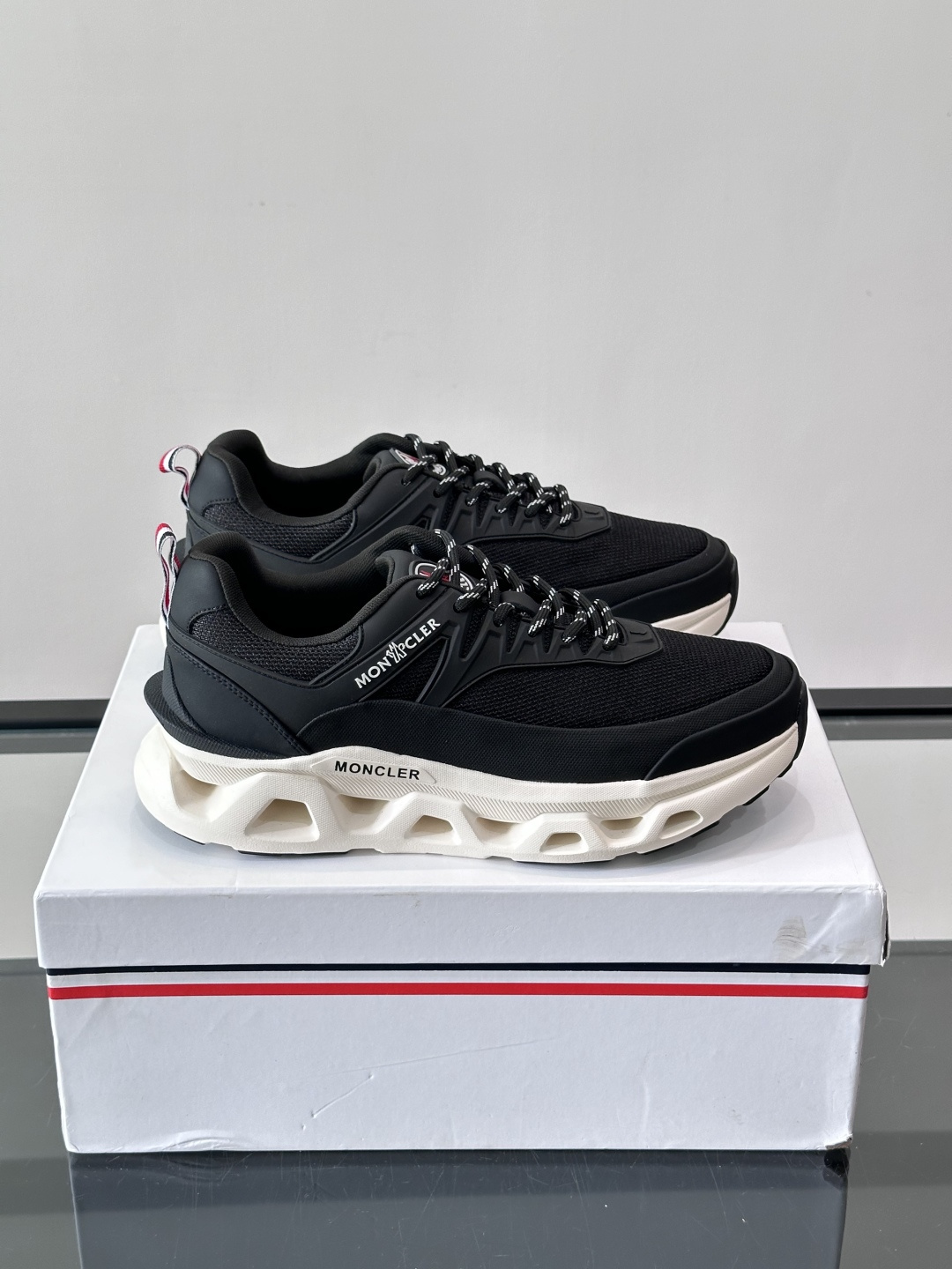 👟Moncler 老爹鞋。透气网面➕牛皮拼接，超舒适，好看🤩又时髦✨。厚底设计，缓震效果棒，长时间走路也