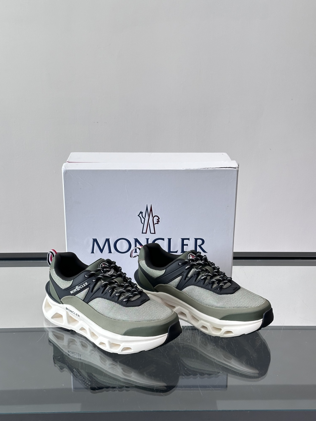 👟Moncler 老爹鞋。透气网面➕牛皮拼接，超舒适，好看🤩又时髦✨。厚底设计，缓震效果棒，长时间走路也