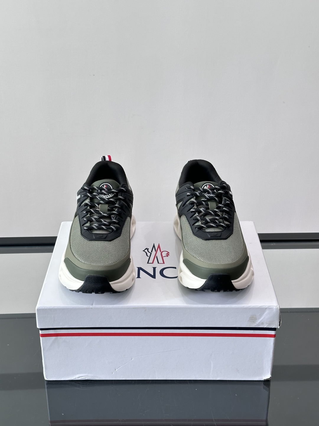 👟Moncler 老爹鞋。透气网面➕牛皮拼接，超舒适，好看🤩又时髦✨。厚底设计，缓震效果棒，长时间走路也