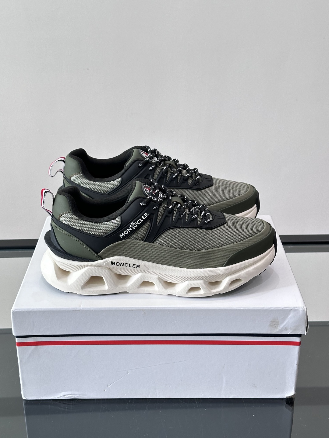👟Moncler 老爹鞋。透气网面➕牛皮拼接，超舒适，好看🤩又时髦✨。厚底设计，缓震效果棒，长时间走路也