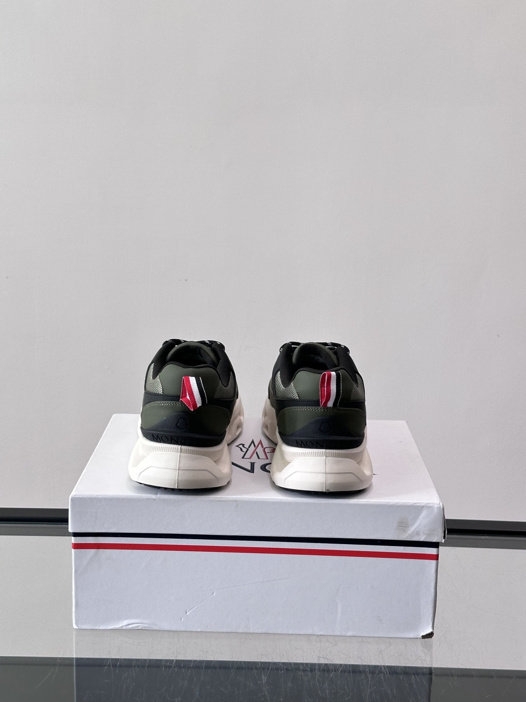 👟Moncler 老爹鞋。透气网面➕牛皮拼接，超舒适，好看🤩又时髦✨。厚底设计，缓震效果棒，长时间走路也