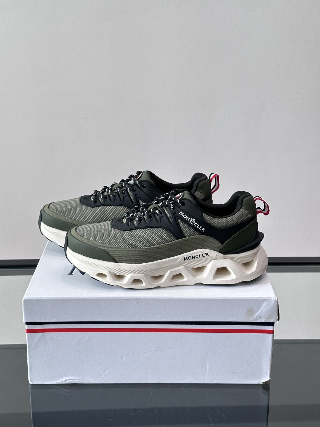 👟Moncler 老爹鞋。透气网面➕牛皮拼接，超舒适，好看🤩又时髦✨。厚底设计，缓震效果棒，长时间走路也