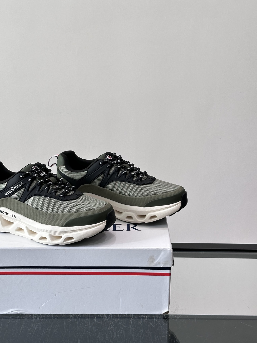 👟Moncler 老爹鞋。透气网面➕牛皮拼接，超舒适，好看🤩又时髦✨。厚底设计，缓震效果棒，长时间走路也