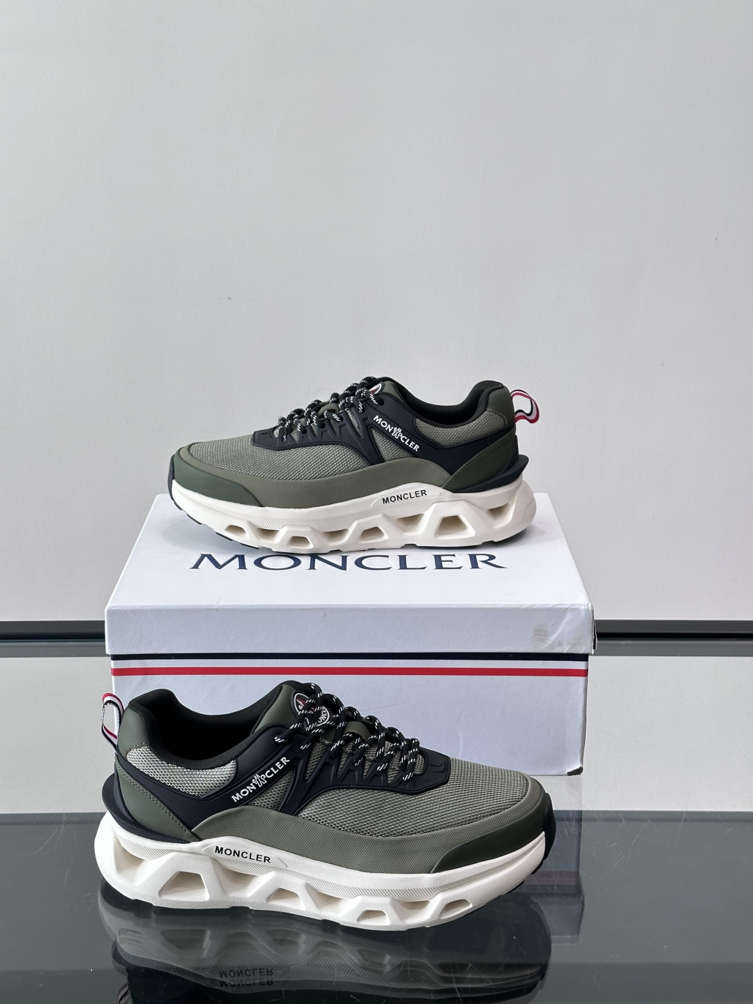 👟Moncler 老爹鞋。透气网面➕牛皮拼接，超舒适，好看🤩又时髦✨。厚底设计，缓震效果棒，长时间走路也