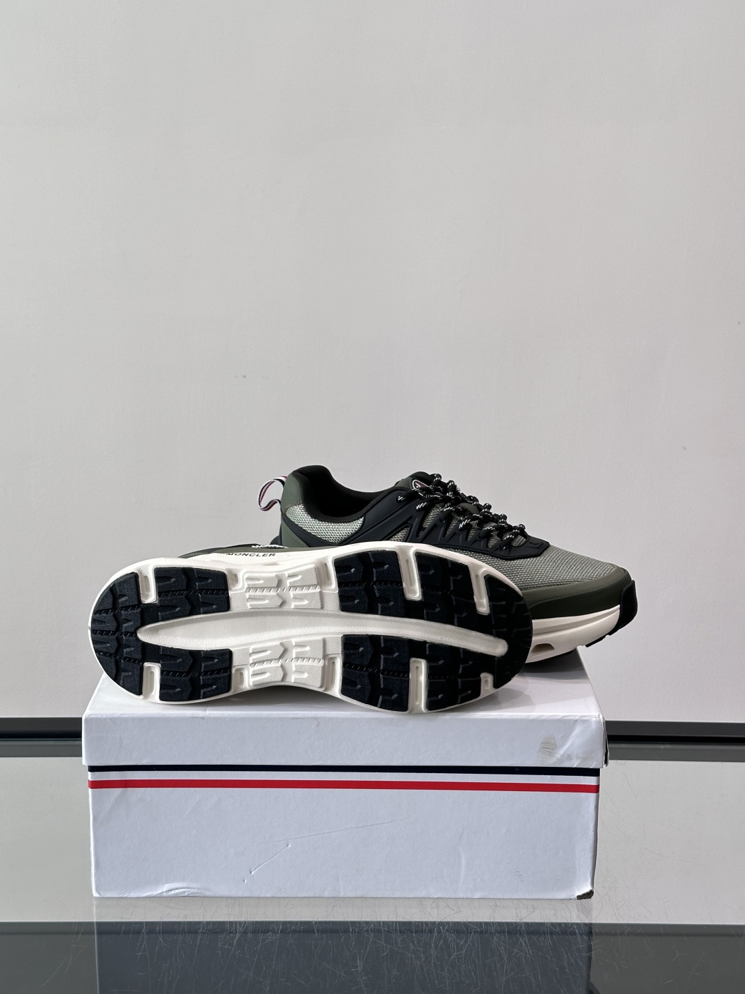 👟Moncler 老爹鞋。透气网面➕牛皮拼接，超舒适，好看🤩又时髦✨。厚底设计，缓震效果棒，长时间走路也