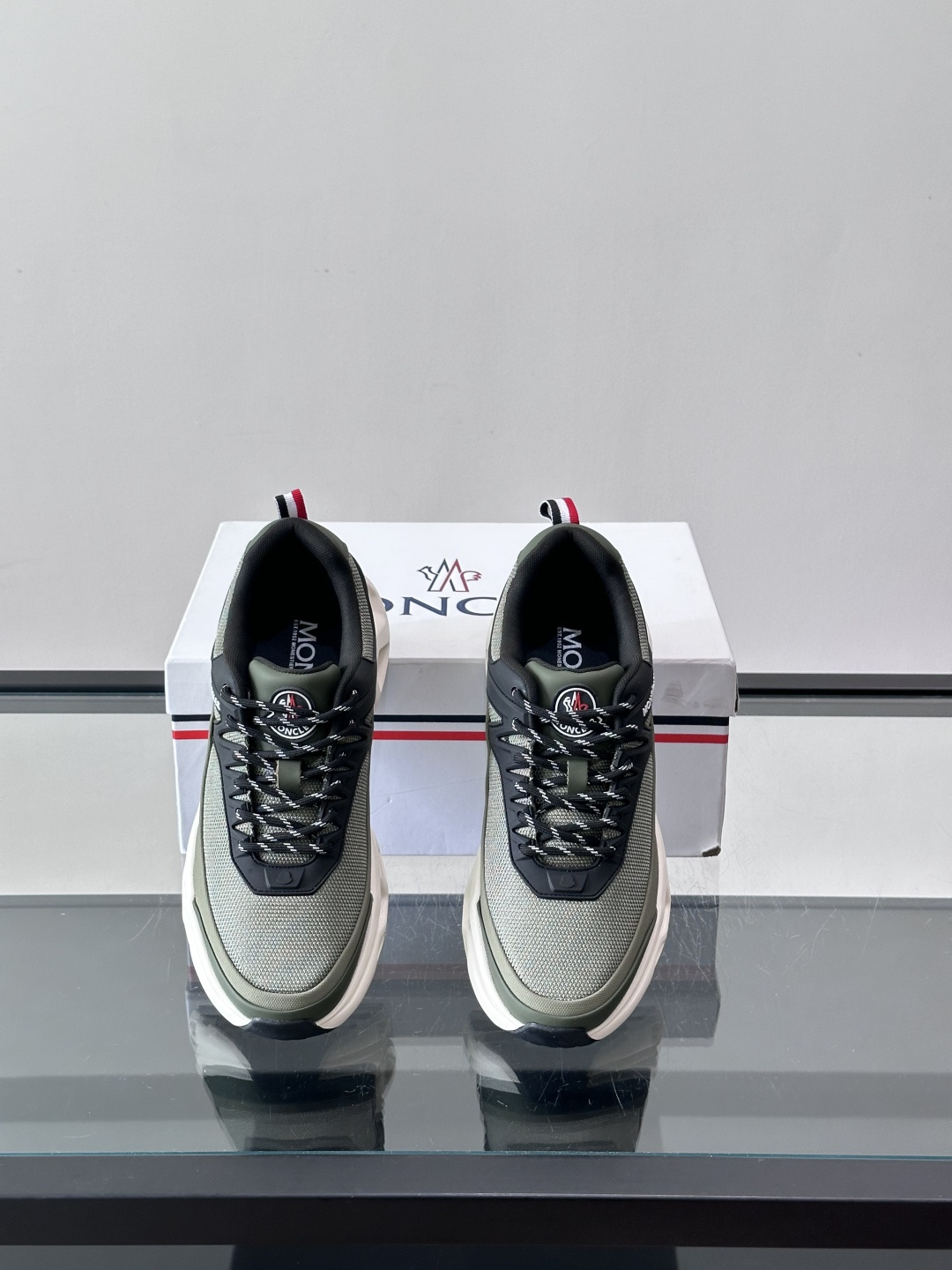 👟Moncler 老爹鞋。透气网面➕牛皮拼接，超舒适，好看🤩又时髦✨。厚底设计，缓震效果棒，长时间走路也