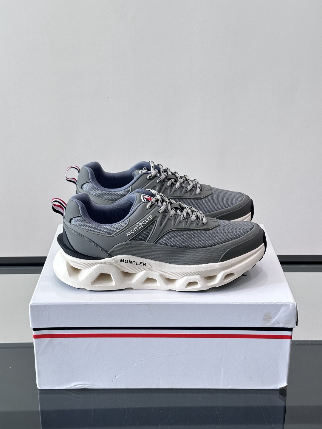 👟Moncler 老爹鞋。透气网面➕牛皮拼接，超舒适，好看🤩又时髦✨。厚底设计，缓震效果棒，长时间走路也