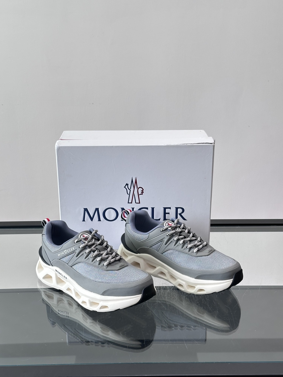 👟Moncler 老爹鞋。透气网面➕牛皮拼接，超舒适，好看🤩又时髦✨。厚底设计，缓震效果棒，长时间走路也