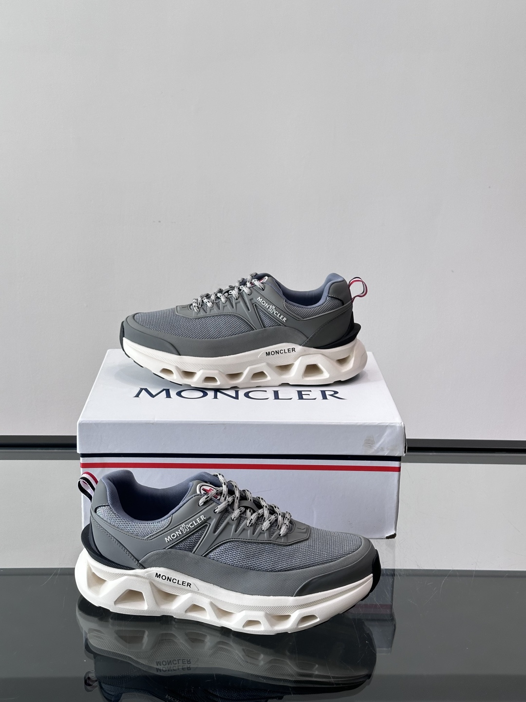 👟Moncler 老爹鞋。透气网面➕牛皮拼接，超舒适，好看🤩又时髦✨。厚底设计，缓震效果棒，长时间走路也