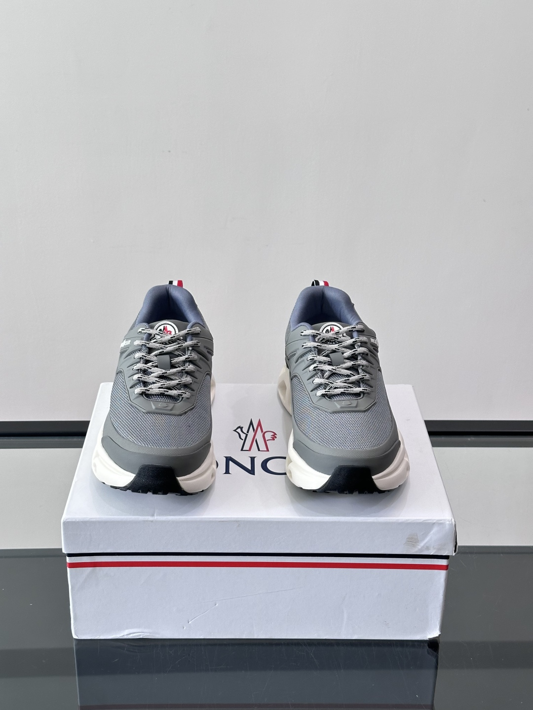 👟Moncler 老爹鞋。透气网面➕牛皮拼接，超舒适，好看🤩又时髦✨。厚底设计，缓震效果棒，长时间走路也