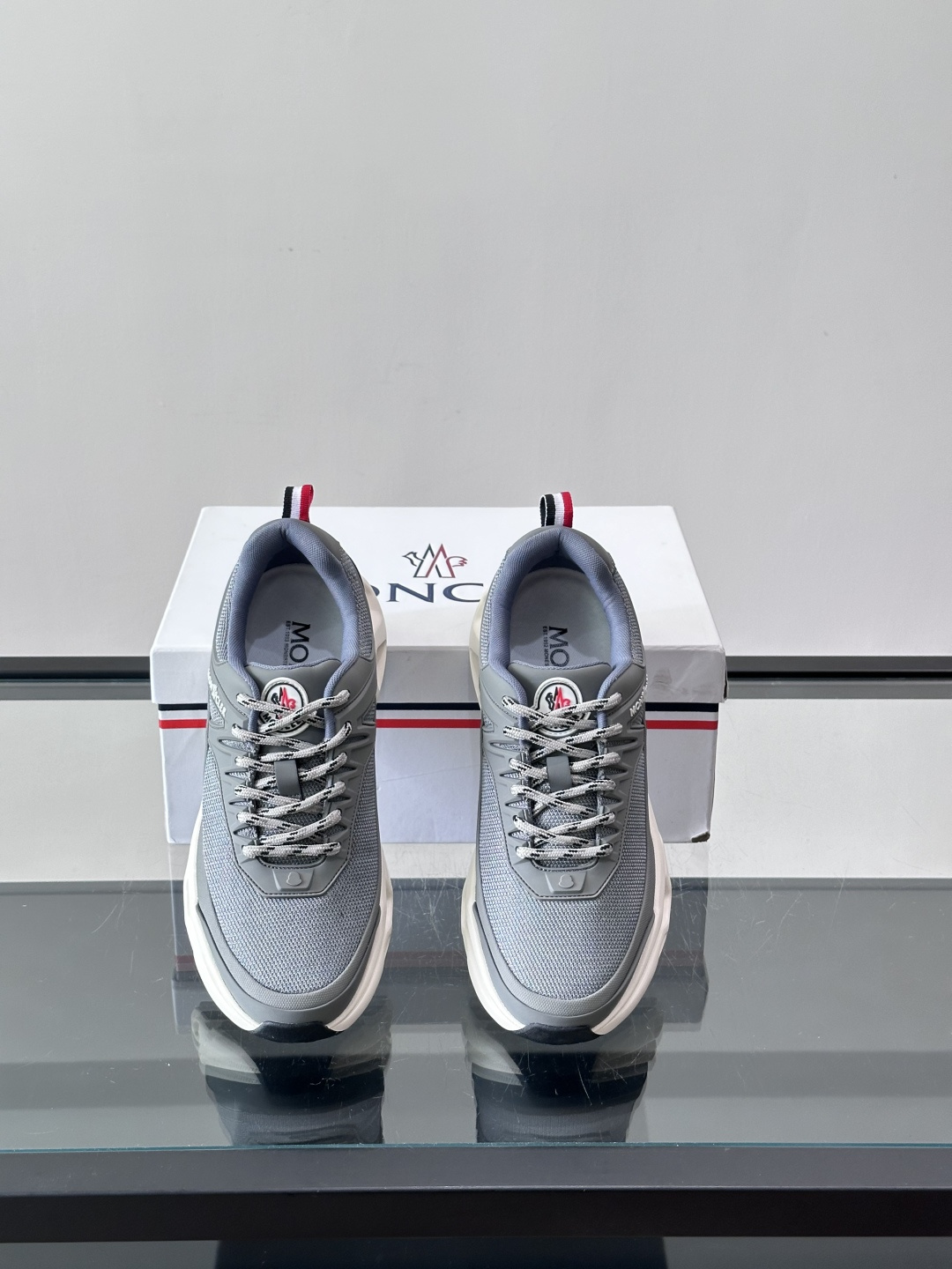 👟Moncler 老爹鞋。透气网面➕牛皮拼接，超舒适，好看🤩又时髦✨。厚底设计，缓震效果棒，长时间走路也