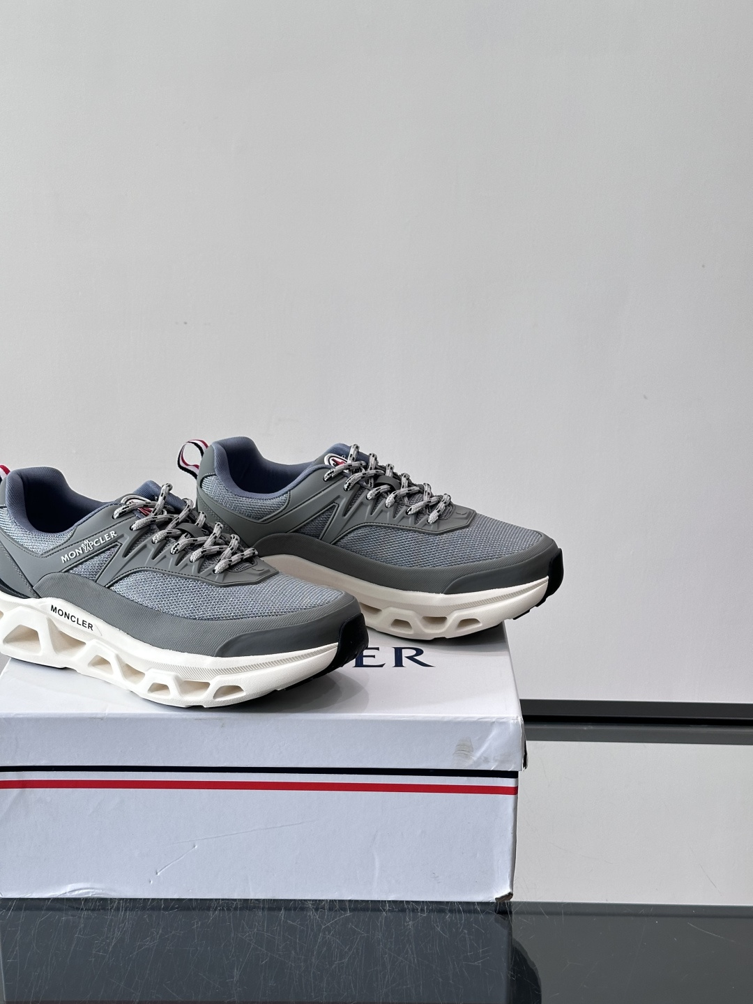 👟Moncler 老爹鞋。透气网面➕牛皮拼接，超舒适，好看🤩又时髦✨。厚底设计，缓震效果棒，长时间走路也