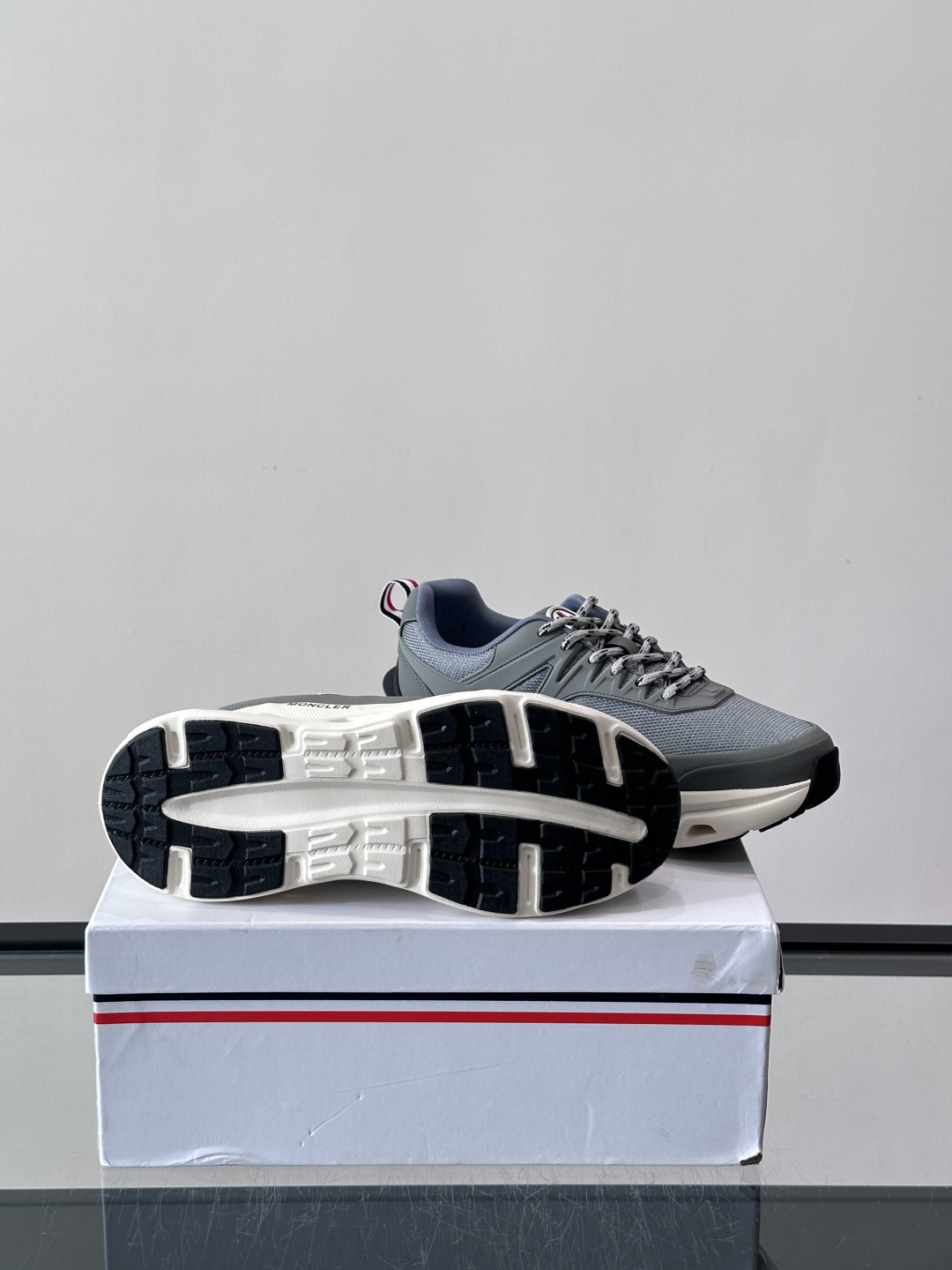 👟Moncler 老爹鞋。透气网面➕牛皮拼接，超舒适，好看🤩又时髦✨。厚底设计，缓震效果棒，长时间走路也