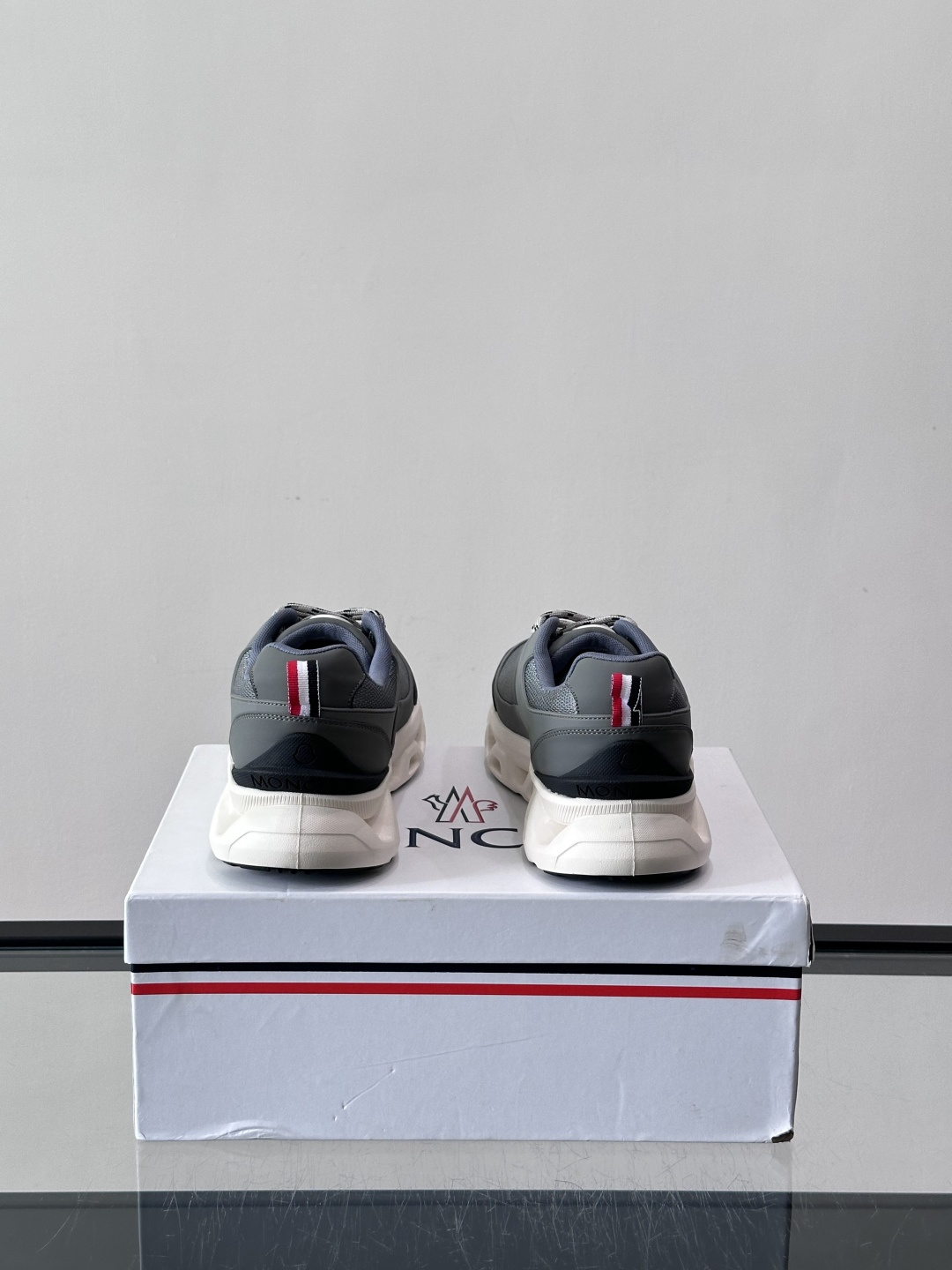 👟Moncler 老爹鞋。透气网面➕牛皮拼接，超舒适，好看🤩又时髦✨。厚底设计，缓震效果棒，长时间走路也