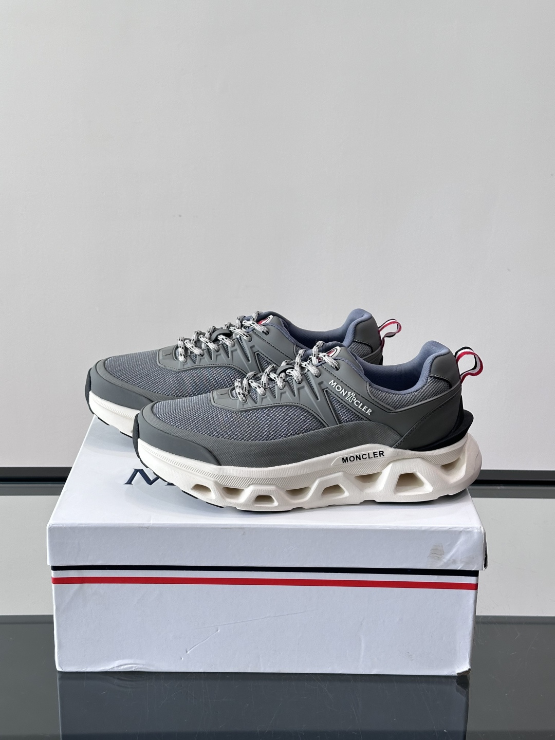 👟Moncler 老爹鞋。透气网面➕牛皮拼接，超舒适，好看🤩又时髦✨。厚底设计，缓震效果棒，长时间走路也