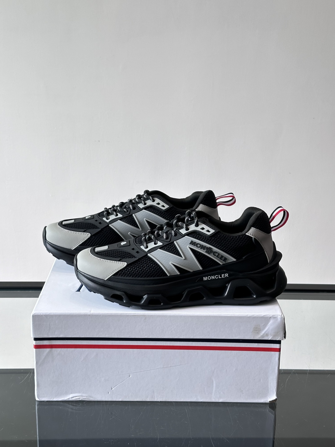 👟Moncler网面运动鞋，采用透气网面+牛皮拼接，轻便舒适，适合日常穿搭。鞋侧大“M”标志超有辨识度，